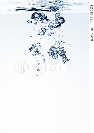 水 気泡 縦 水 気泡 縦 47745628