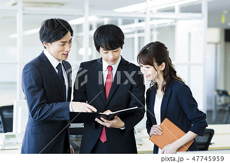 ビジネス　オフィス　新入社員　インターン　ビジネスマン 47745959
