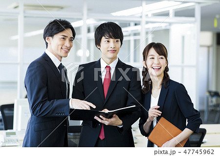 ビジネス　オフィス　新入社員　インターン　ビジネスマン 47745962