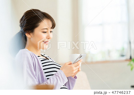 スマホを使う女性 インターネット 女の子 ライフスタイル 女性ポートレート スマホを使う女性 インターネット 女の子 ライフスタイル 女性ポートレート 47746237