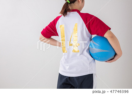 バレーボールを持つ後ろ姿の若い可愛い女の子の写真素材