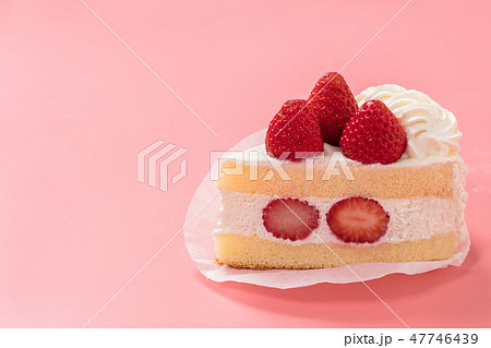 記念日用ピンク背景の可愛いショートケーキの写真素材