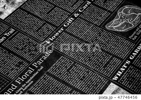 英字新聞、白抜き文字 47746456