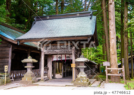 長野 諏訪大社 上社本宮 入口御門と二之御柱 47746612