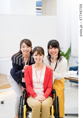 【日本ユニバーサルマナー協会監修素材】ビジネスウーマン、オフィス、車椅子 【日本ユニバーサルマナー協会監修素材】ビジネスウーマン、オフィス、車椅子 47746709
