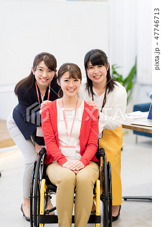 日本ユニバーサルマナー協会監修素材 ビジネスウーマン オフィス 車椅子の写真素材