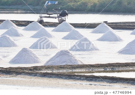 タイ王国中部に見られる塩田の風景（Salt Farm in Thailand） 47746994