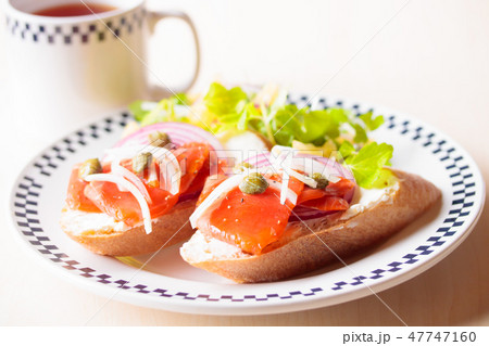 スモークサーモンのオープンサンド 47747160