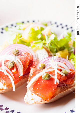スモークサーモンのオープンサンド 47747161