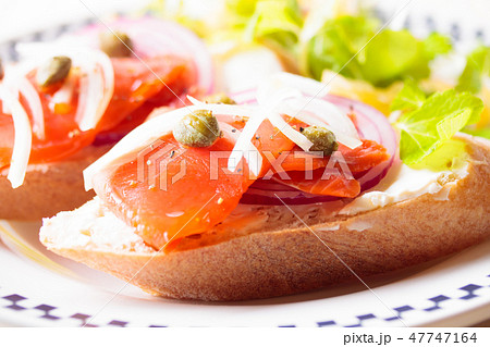 スモークサーモンのオープンサンド 47747164