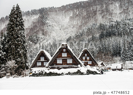 白川郷の雪景色 47748652