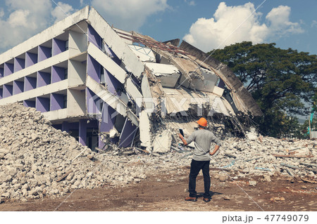 Engineer operation control demolish old building. 47749079