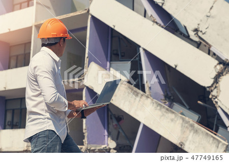 Engineer operation control demolish old building. 47749165