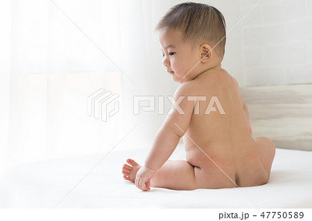 boy child nude  Nude of asian baby boy sitting on the white bed...の写真素材 [47750589] - PIXTA