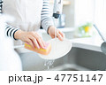 皿洗いをする女性の手元　皿洗い　スポンジ　洗剤　白い　台所　キッチン　調理場 47751147
