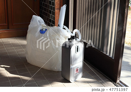 灯油ストーブに給油 47751397