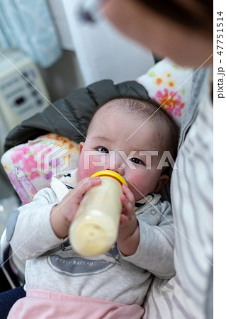 ミルクを飲む赤ちゃん ミルクを飲む赤ちゃん 47751514