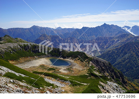 北アルプス鷲羽岳から見た鷲羽池と槍ヶ岳の眺望 47753696