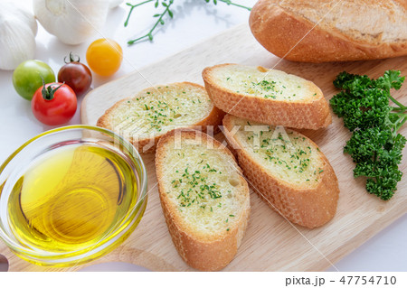 フランスパンのガーリックトーストと材料 47754710