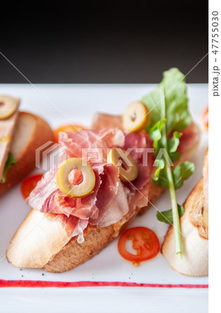 Carpaccio bread Pamaham rocket cranberries sauce 47755030