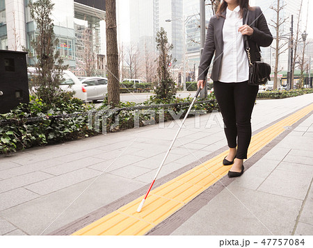 点字ブロックを歩く視覚障害者のビジネスウーマン 47757084