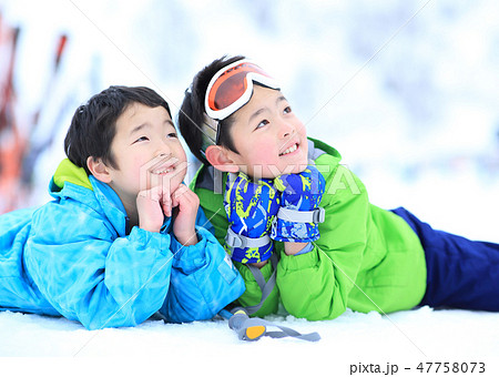 スキーウェアを着た子ども 47758073