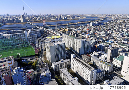 日本の東京都市景観　荒川やボートレース江戸川（画面右上付近）などを望む（左上に東京スカイツリー） 47758996