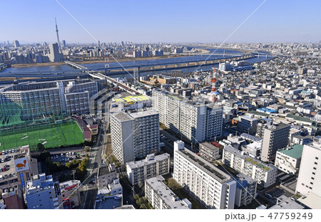 日本の東京都市景観 荒川やボートレース江戸川(画面右上付近)などを望む(左上に東京スカイツリー) 日本の東京都市景観 荒川やボートレース江戸川(画面右上付近)などを望む(左上に東京スカイツリー) 47759249
