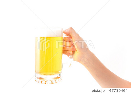 グラスを持ちビールを飲む若い女性 グラスを持ちビールを飲む若い女性 47759464