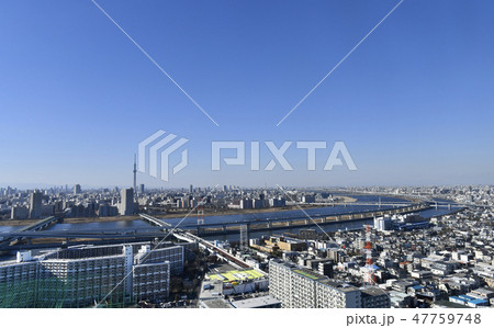 日本の東京都市景観 荒川やボートレース江戸川 画面右付近 などを望む 左付近に東京スカイツリー の写真素材 日本の東京都市景観 荒川やボートレース江戸川 画面右付近 などを望む 左付近に東京スカイツリー の写真素材
