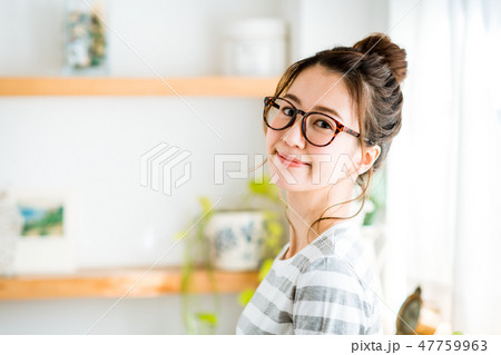 若い女性（眼鏡） 47759963