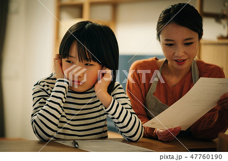母親を無視する反抗期の娘 47760190