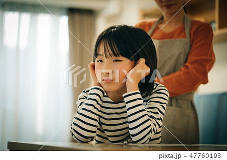 怒っている母親を無視する反抗期の子供 怒っている母親を無視する反抗期の子供 47760193