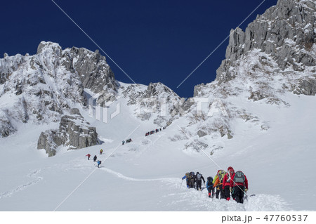 冬の千畳敷カールを行く登山者たち 冬の千畳敷カールを行く登山者たち 47760537