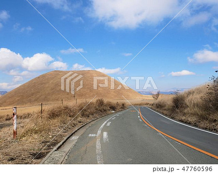 阿蘇でドライブ　枯れた薄に覆われた米塚を通るドライブウェイ　（熊本県） 47760596