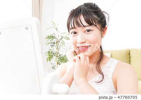 スキンケア・メイクをする若い女性 スキンケア・メイクをする若い女性 47760705