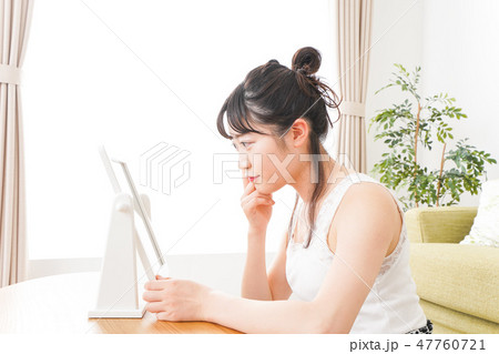 スキンケア・メイクをする若い女性 スキンケア・メイクをする若い女性 47760721