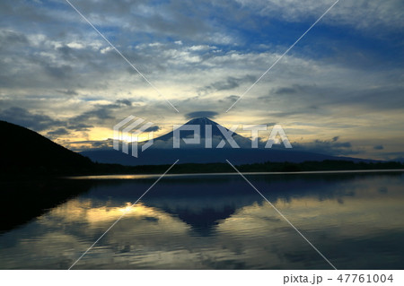 世界遺産　富士山　田貫湖　傘富士 47761004