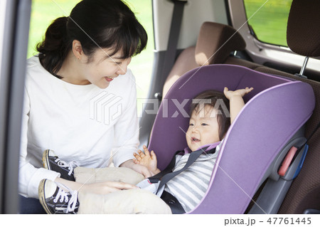 チャイルドシートに座る赤ちゃん チャイルドシートに座る赤ちゃん 47761445