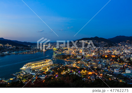 鍋冠山から 客船と長崎市街地の夕暮れ 長崎県長崎市 の写真素材