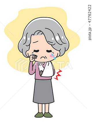 骨折するおばあさん 47762422