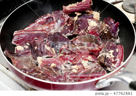 まぐろの血合いの煮物（調理中） 47762881
