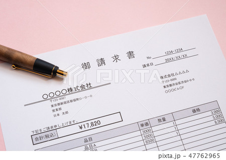 請求書　取引　ビジネスシーン 47762965