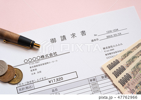 請求書　取引　ビジネスシーン 47762966