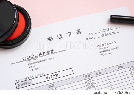 請求書　取引　ビジネスシーン 47762967