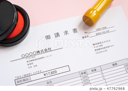 請求書　取引　ビジネスシーン 47762968