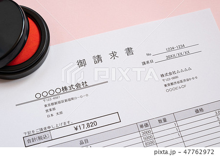 請求書　取引　ビジネスシーン 47762972