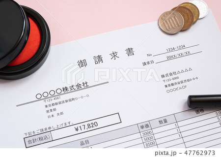 請求書　取引　ビジネスシーン 47762973