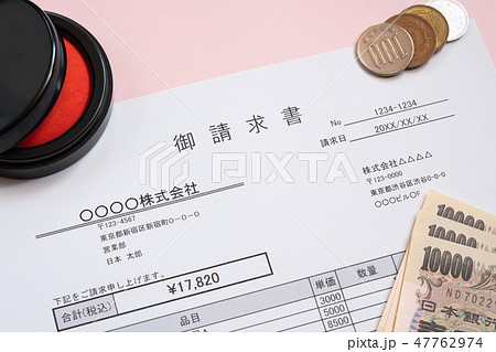 請求書　取引　ビジネスシーン 47762974