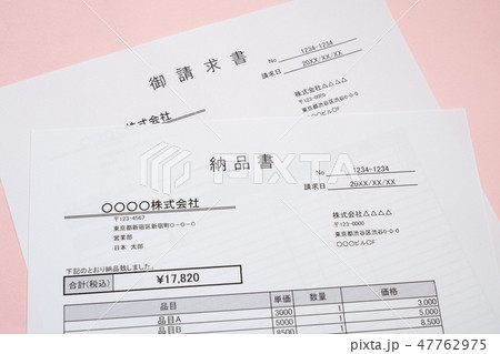 納品書　取引　ビジネスシーン 47762975